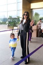 Shilpa Shetty Kundra with daughter Samisha on 24 May 2023 (21)_646e459346049.jpg