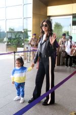 Shilpa Shetty Kundra with daughter Samisha on 24 May 2023 (24)_646e459b87514.jpg