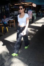 Sonia Balani dressed in a white top black jeans and green shoes on 23rd May 2023 (10)_646e1abd9516b.jpg