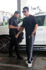 Sonu Sood at Airport on 20th May 2023 (18)_646ddb4fb32fe.jpg