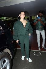 Tamanna Bhatia in green at Airport on 23 May 2023 (28)_646dee0d28dc2.jpg