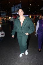 Tamanna Bhatia in green at Airport on 23 May 2023 (3)_646dece0a041d.jpg
