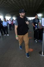 Fardeen Khan wearing sunglasses, black shirt, khaki pants, blue nike shoes and black Nike hat (11)_646f34912d65f.jpg
