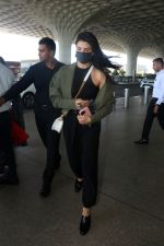 Jacqueline Fernandez in all black wearing a dark green blazer (18)_646f46f3cda3b.jpg