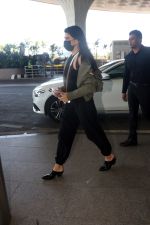 Jacqueline Fernandez in all black wearing a dark green blazer (21)_646f46f8a8af0.jpg