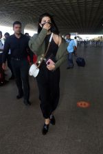 Jacqueline Fernandez in all black wearing a dark green blazer (29)_646f4705cfcde.jpg