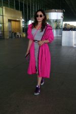 Khushali Kumar wearing a stylish pink coat and sunglasses in a pair of purple high top sneakers (9)_646f31c4dfac7.jpg