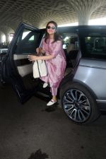 Parineeti Chopra wearing a bright pink dress white shoes sunglasses Burberry Horseferry Print Canvas leather handbag (18)_646f6d2b403fb.jpg