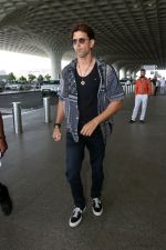 Hrithik Roshan in black teas unbuttoned shirt dark blue jeans and Converse Cons One Star Pro OX Shoes (12)_647205c0658fd.jpg