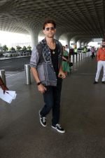 Hrithik Roshan in black teas unbuttoned shirt dark blue jeans and Converse Cons One Star Pro OX Shoes (8)_647205b76f357.jpg