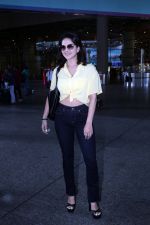 Sunny Leone is dressed in a yellow shirt blue jeans sunglasses and black high heels (18)_647423901159c.jpg