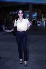 Sunny Leone is dressed in a yellow shirt blue jeans sunglasses and black high heels (20)_6474239f96b53.jpg