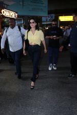 Sunny Leone is dressed in a yellow shirt blue jeans sunglasses and black high heels (24)_647423bcd141f.jpg