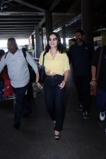 Sunny Leone is dressed in a yellow shirt blue jeans sunglasses and black high heels (4)_6474232e96ee1.jpg