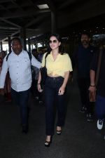 Sunny Leone is dressed in a yellow shirt blue jeans sunglasses and black high heels (7)_647423474002e.jpg