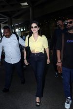 Sunny Leone is dressed in a yellow shirt blue jeans sunglasses and black high heels (8)_6474234e52444.jpg