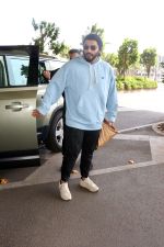 Arjun Kapoor with sunglasses on wearing Powder Blue Hooded Sweatshirt and black sweatpant, white sneakars and beanie cap (2)_6478272ed57af.jpg