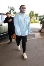 Arjun Kapoor with sunglasses on wearing Powder Blue Hooded Sweatshirt and black sweatpant, white sneakars and beanie cap (7)_647827393a2bf.jpg