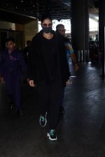 Katrina Kaif, dressed in black and wearing sunglasses and a mask, seen sporting Nike shoes (1)_6478395a2a18d.jpg