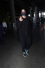 Katrina Kaif, dressed in black and wearing sunglasses and a mask, seen sporting Nike shoes (9)_6478397c65b4a.jpg