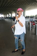 Kubbra Sait in white shirt jeans pant, pink cap wearing Aldo Valenaclya chain loafers in black patent (3)_64787001b7336.jpg