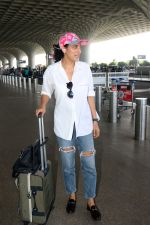 Kubbra Sait in white shirt jeans pant, pink cap wearing Aldo Valenaclya chain loafers in black patent (4)_6478700470c88.jpg