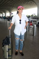 Kubbra Sait in white shirt jeans pant, pink cap wearing Aldo Valenaclya chain loafers in black patent (5)_64787006b3fdd.jpg