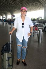 Kubbra Sait in white shirt jeans pant, pink cap wearing Aldo Valenaclya chain loafers in black patent (6)_64787008a0247.jpg