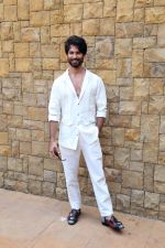 Shahid Kapoor dressed in white shirt and pant and sunglasses promoting his film Bloody Daddy (19)_647873c8b194a.jpg