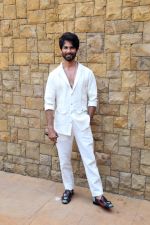 Shahid Kapoor dressed in white shirt and pant and sunglasses promoting his film Bloody Daddy (20)_647873cb5c58a.jpg