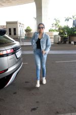 Sobhita Dhulipala dressed in Jeans top and pants wearing sunglasses holding Atmoic Habits by James Clear (1)_6478156cc36fc.jpg