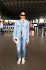 Sobhita Dhulipala dressed in Jeans top and pants wearing sunglasses holding Atmoic Habits by James Clear (12)_6478159393735.jpg