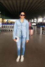 Sobhita Dhulipala dressed in Jeans top and pants wearing sunglasses holding Atmoic Habits by James Clear (13)_647815965a958.jpg