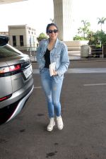 Sobhita Dhulipala dressed in Jeans top and pants wearing sunglasses holding Atmoic Habits by James Clear (2)_64781571147ec.jpg