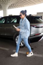 Sobhita Dhulipala dressed in Jeans top and pants wearing sunglasses holding Atmoic Habits by James Clear (6)_6478157f652cc.jpg