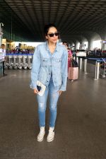 Sobhita Dhulipala dressed in Jeans top and pants wearing sunglasses holding Atmoic Habits by James Clear (7)_647815828a374.jpg