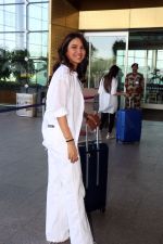 Jasmin Bhasin dressed in white holding Burberry Tote handbag (14)_6479b6a4e7c82.jpg