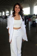 Jasmin Bhasin dressed in white holding Burberry Tote handbag (2)_6479b67fa088d.jpg