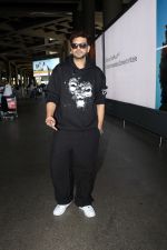 Karan Kundra all dressed in black (13)_647af9beec3b2.jpg