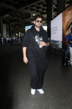 Karan Kundra all dressed in black (7)_647af9c8be994.jpg