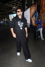 Karan Kundra all dressed in black (8)_647af9c72b6e7.jpg