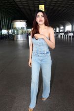 Nikki Tamboli dressed in Jeans top and pant holding Gucci Ophidia Small handbag (11)_647aca700bc1e.jpg