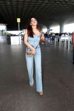 Nikki Tamboli dressed in Jeans top and pant holding Gucci Ophidia Small handbag (12)_647aca6e59763.jpg