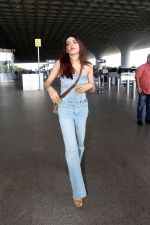 Nikki Tamboli dressed in Jeans top and pant holding Gucci Ophidia Small handbag (13)_647aca6ca62f7.jpg