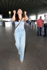 Nikki Tamboli dressed in Jeans top and pant holding Gucci Ophidia Small handbag (14)_647aca6ae94e6.jpg