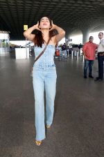 Nikki Tamboli dressed in Jeans top and pant holding Gucci Ophidia Small handbag (15)_647aca693abbb.jpg