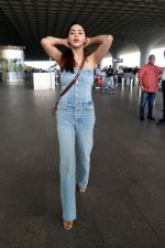Nikki Tamboli dressed in Jeans top and pant holding Gucci Ophidia Small handbag (16)_647aca93f15de.jpg