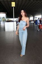 Nikki Tamboli dressed in Jeans top and pant holding Gucci Ophidia Small handbag (9)_647aca73703c5.jpg