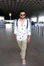 Rithvik Dhanjani wearing sunglasses white shirt khaki pant  (10)_647ac883ab100.jpg
