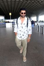 Rithvik Dhanjani wearing sunglasses white shirt khaki pant  (11)_647ac881f32c2.jpg